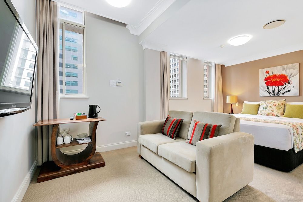 The Manor Apartment Hotel Queen Room 5