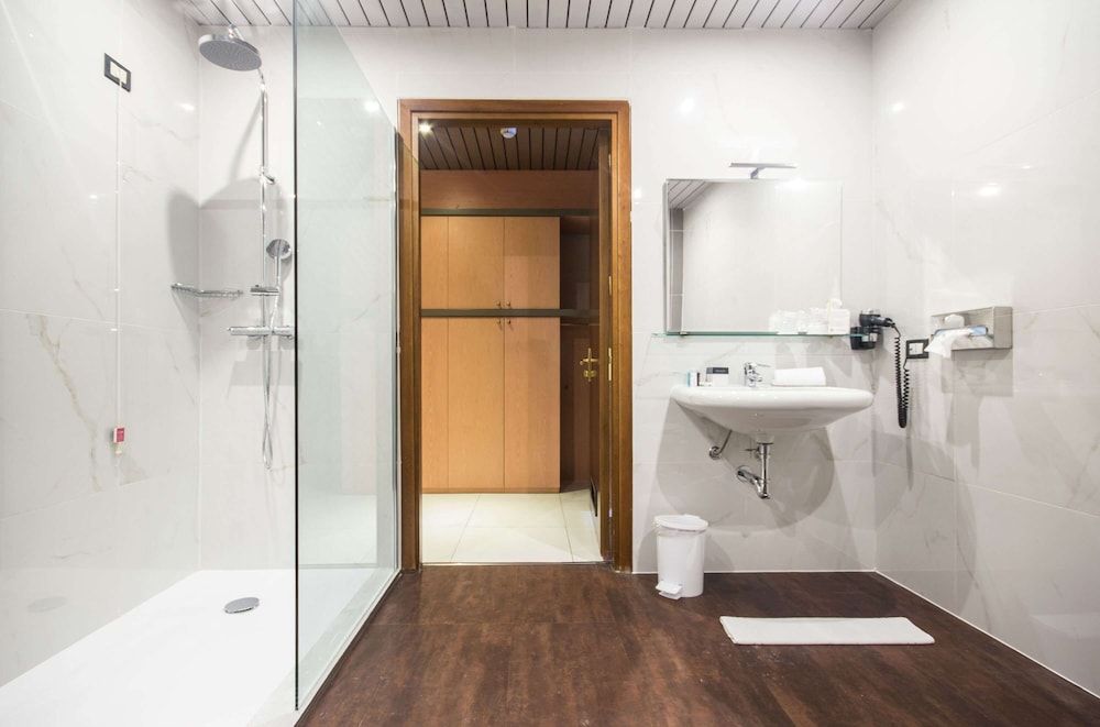 Best Western Hotel Modena District Comfort Room, 1 Queen Bed, Non Smoking 12