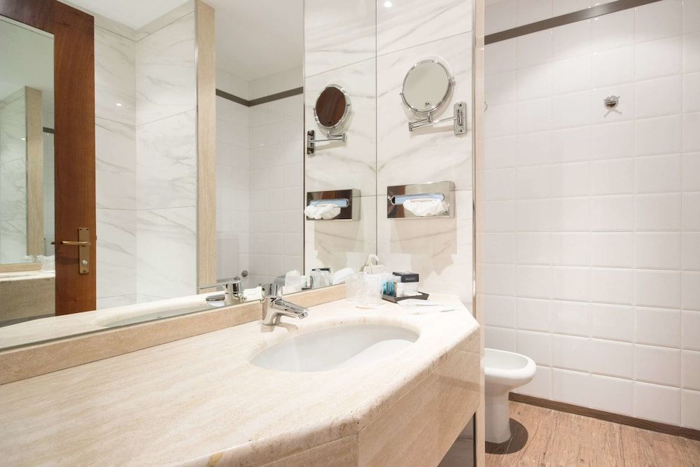 Best Western Hotel Modena District Comfort Room, 1 Queen Bed, Non Smoking 9