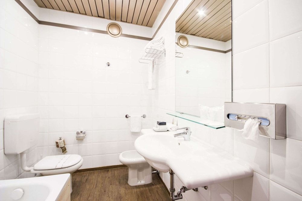 Best Western Hotel Modena District Comfort Room, 1 Queen Bed, Non Smoking 14