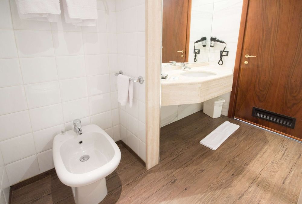 Best Western Hotel Modena District Comfort Room, 1 Queen Bed, Non Smoking 15