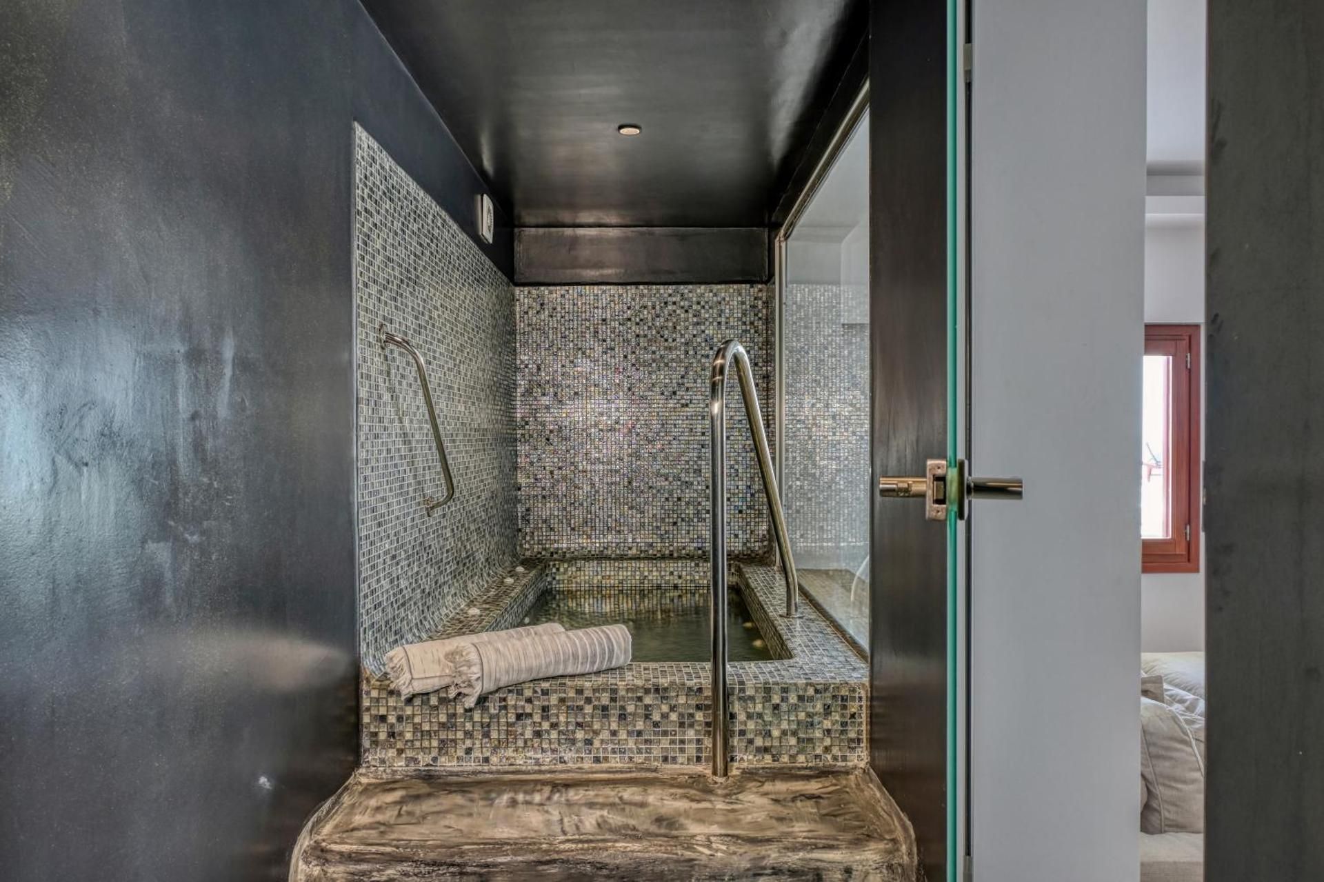 Deluxe Suite with Jacuzzi & Private Pool