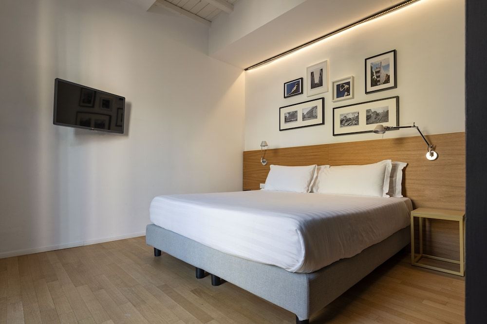 undefined Coronari Palace