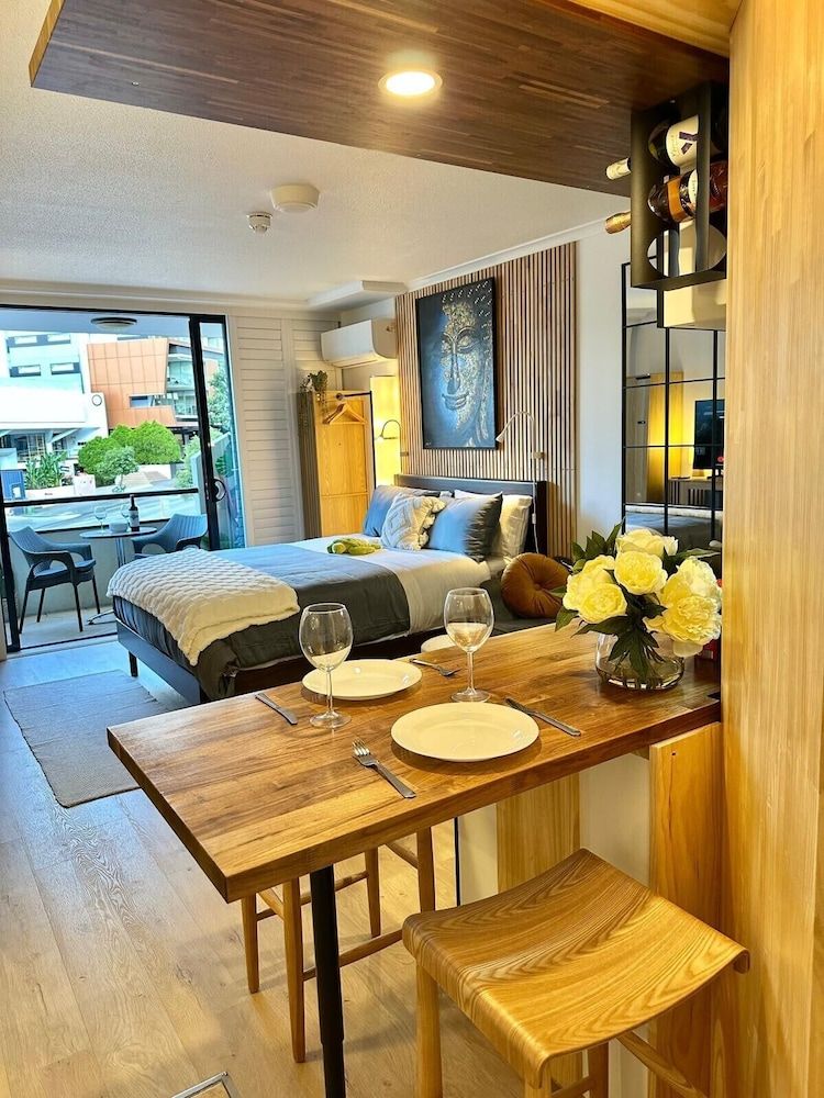 West End Central Apartments Deluxe Studio, 1 Queen Bed, City View 6