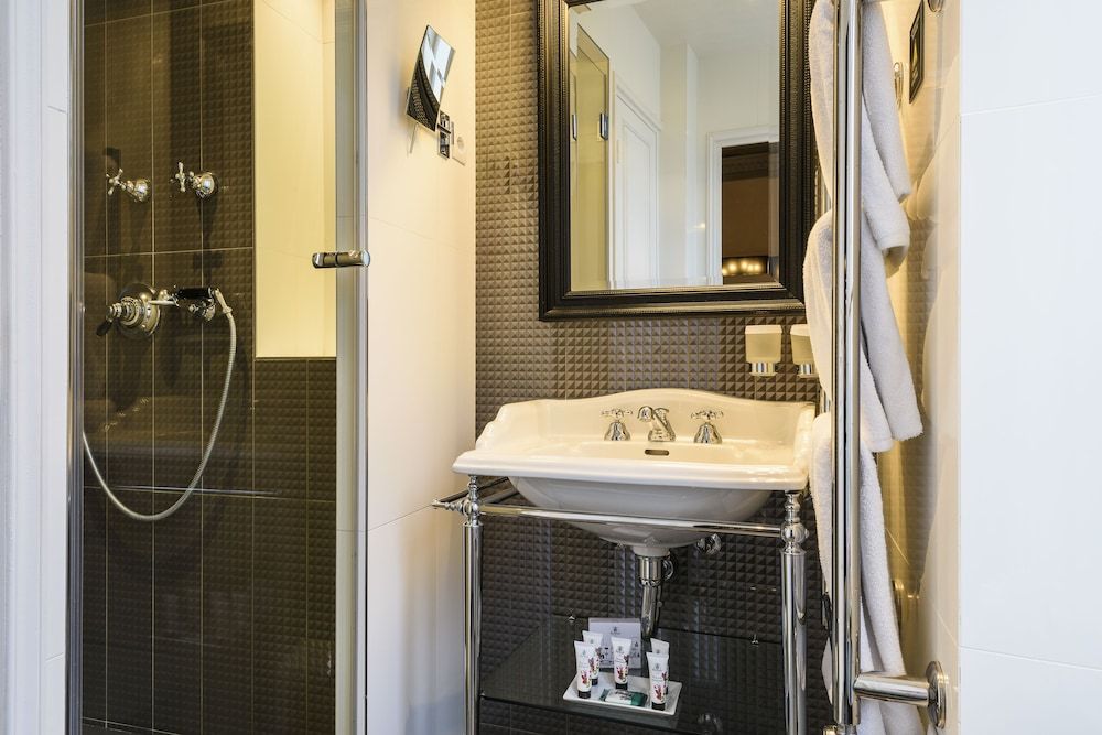 Hotel Les Dames du Panthéon Standard Room 8