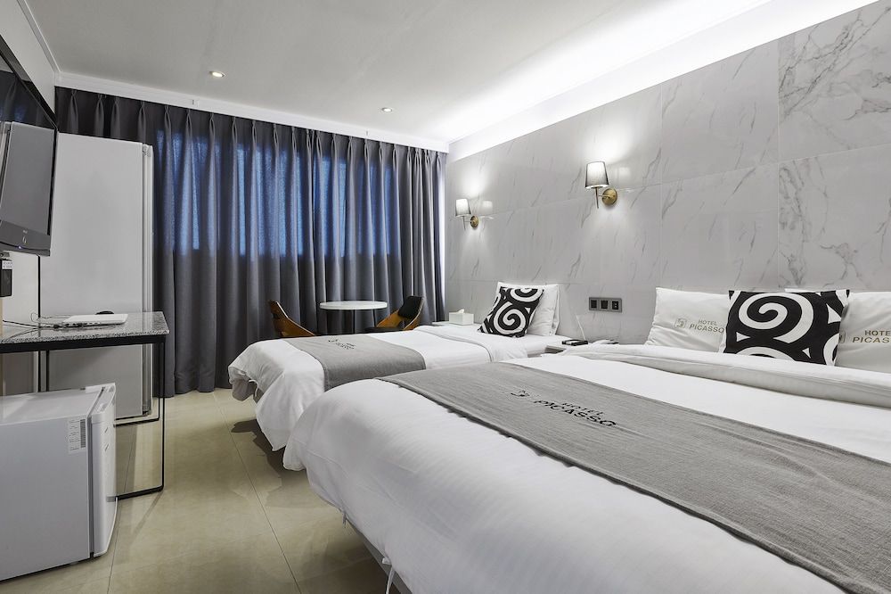Picasso Hotel Premium Twin Room 5