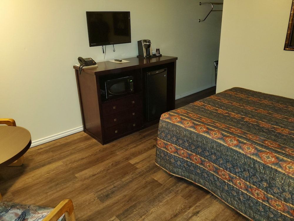 The Battlefords Inn Standard Room, 1 Queen Bed 6