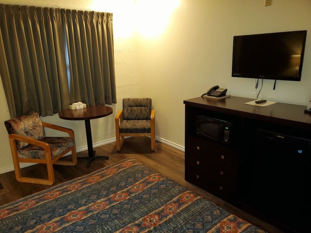The Battlefords Inn Standard Room, 1 Queen Bed 7
