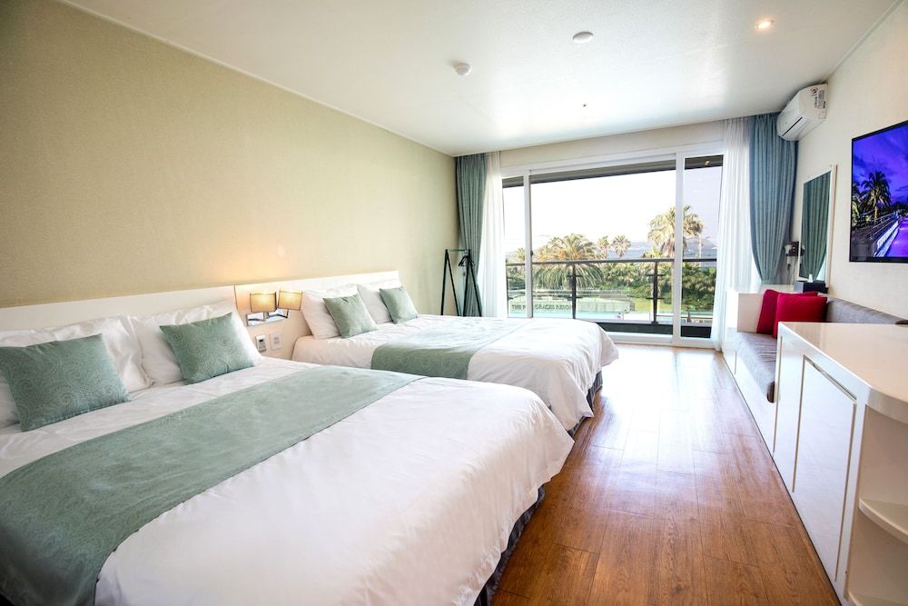 The Four Graces Resort Deluxe Twin Room, 2 Double Beds, Partial Ocean View 3