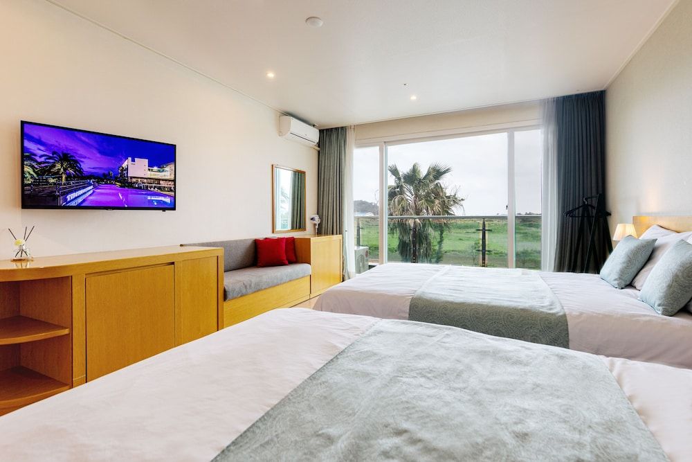 The Four Graces Resort Superior Twin Room, Garden View 3