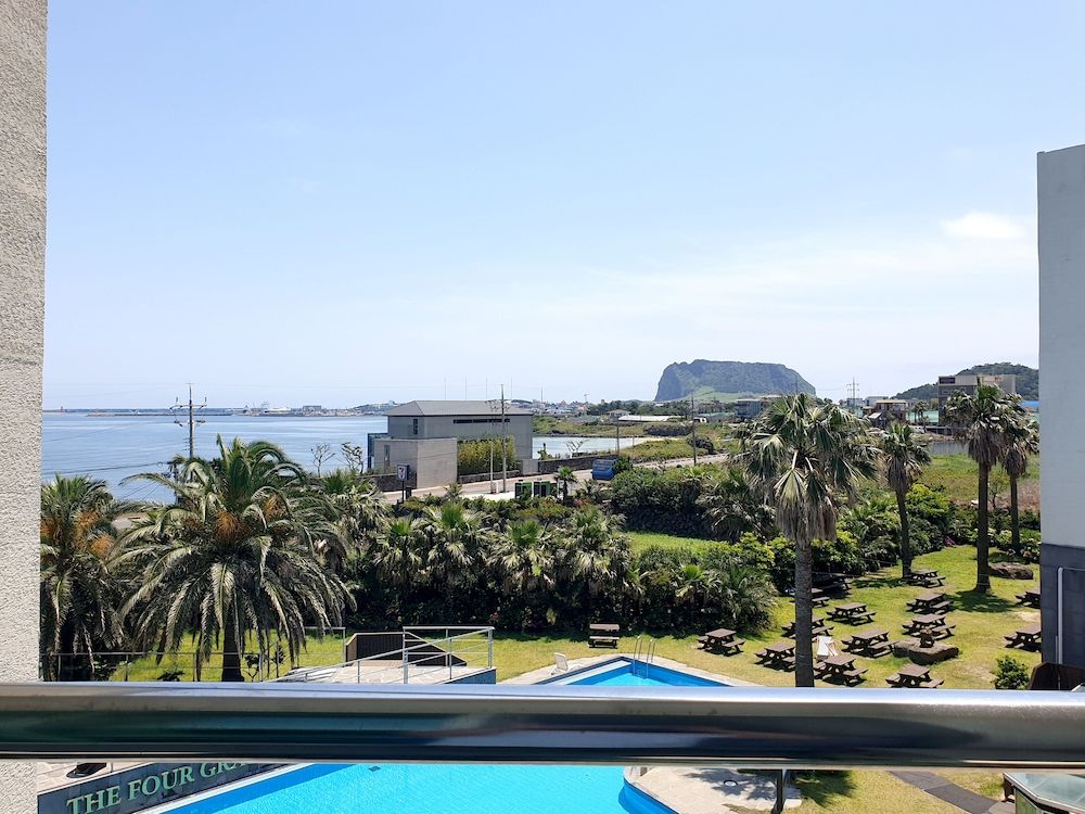 The Four Graces Resort Deluxe Twin Room, 2 Double Beds, Partial Ocean View 4