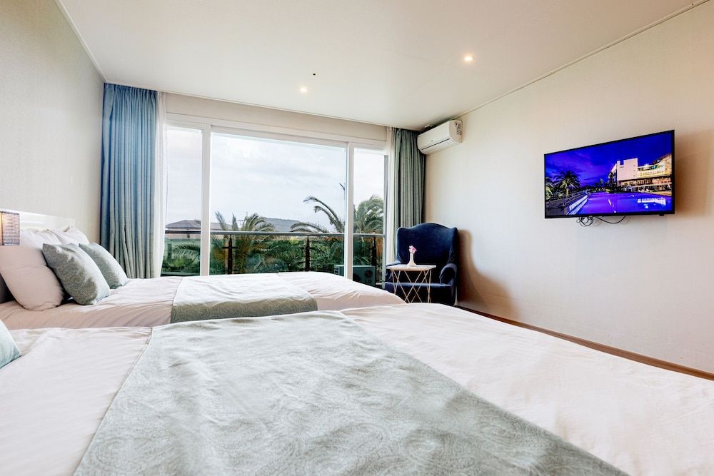 The Four Graces Resort Deluxe Twin Room, 2 Double Beds, Partial Ocean View 5