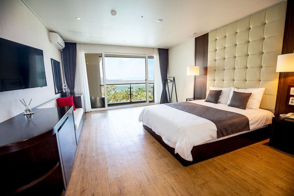 The Four Graces Resort Deluxe Single Room, Ocean View 3