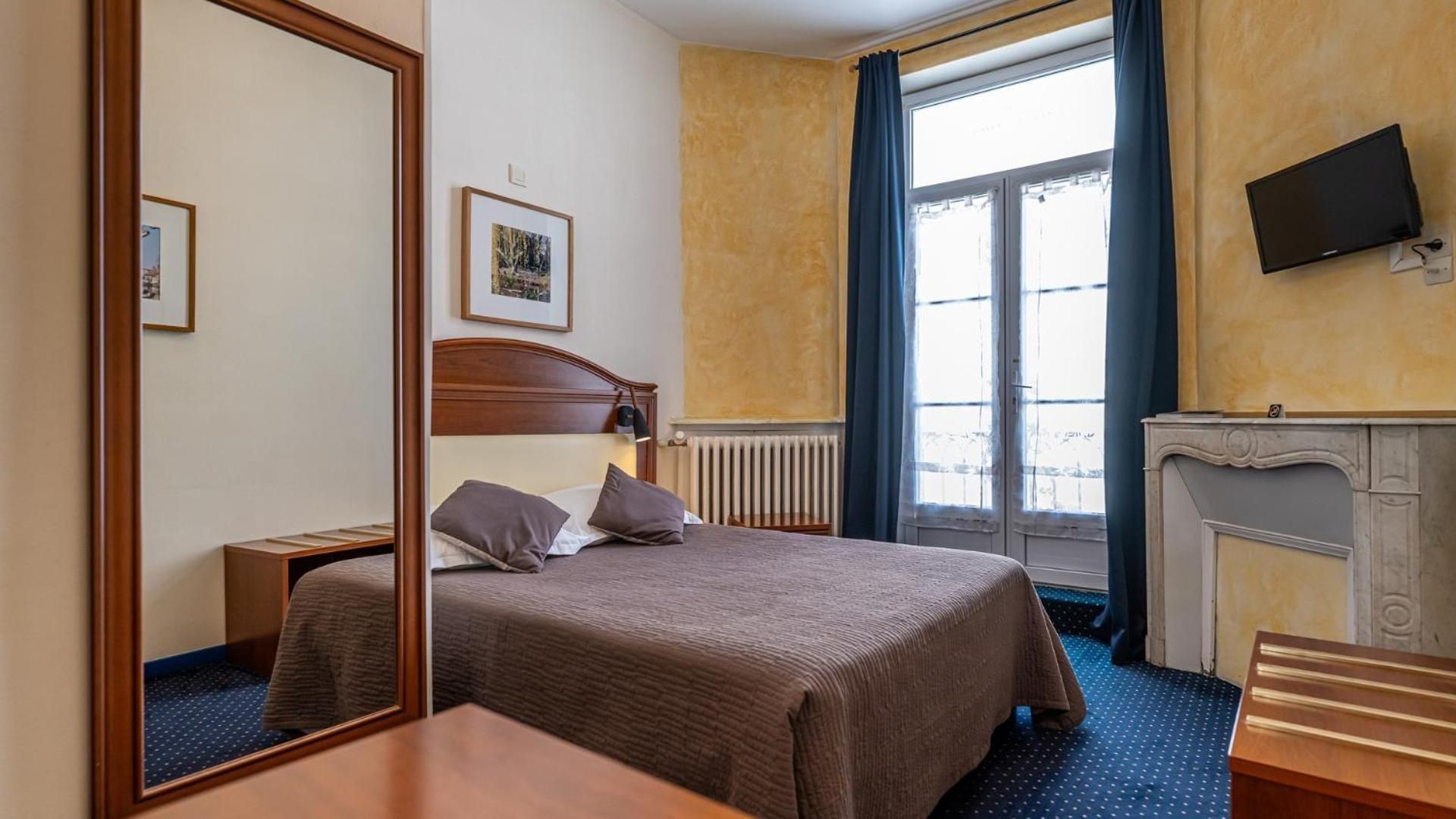 Logis Hotel Central Double Room 2