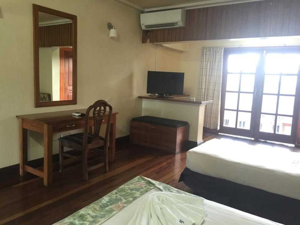 Deluxe Room, City and Partial Sea View