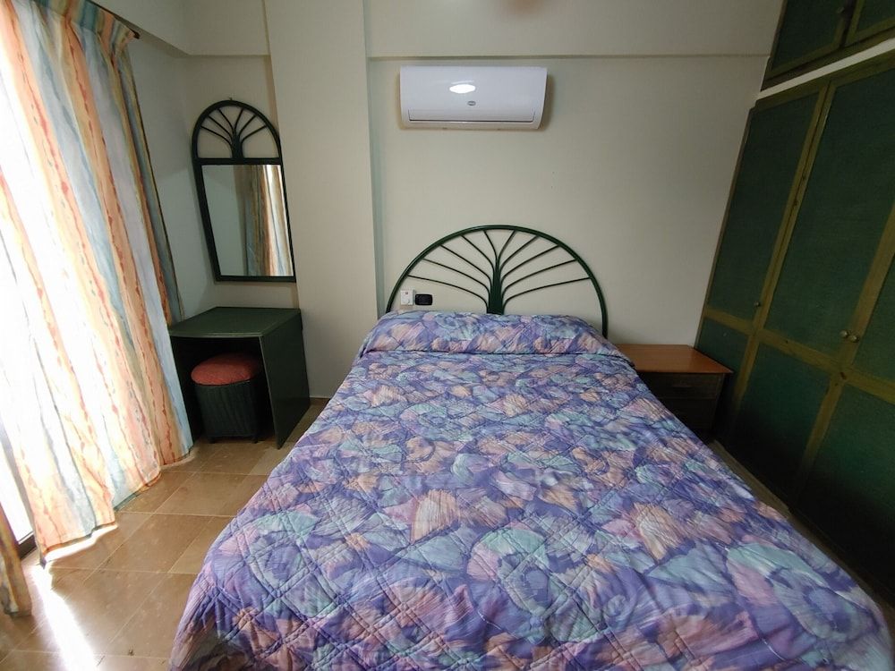 Basic Studio, 1 Queen Bed, Partial Sea View