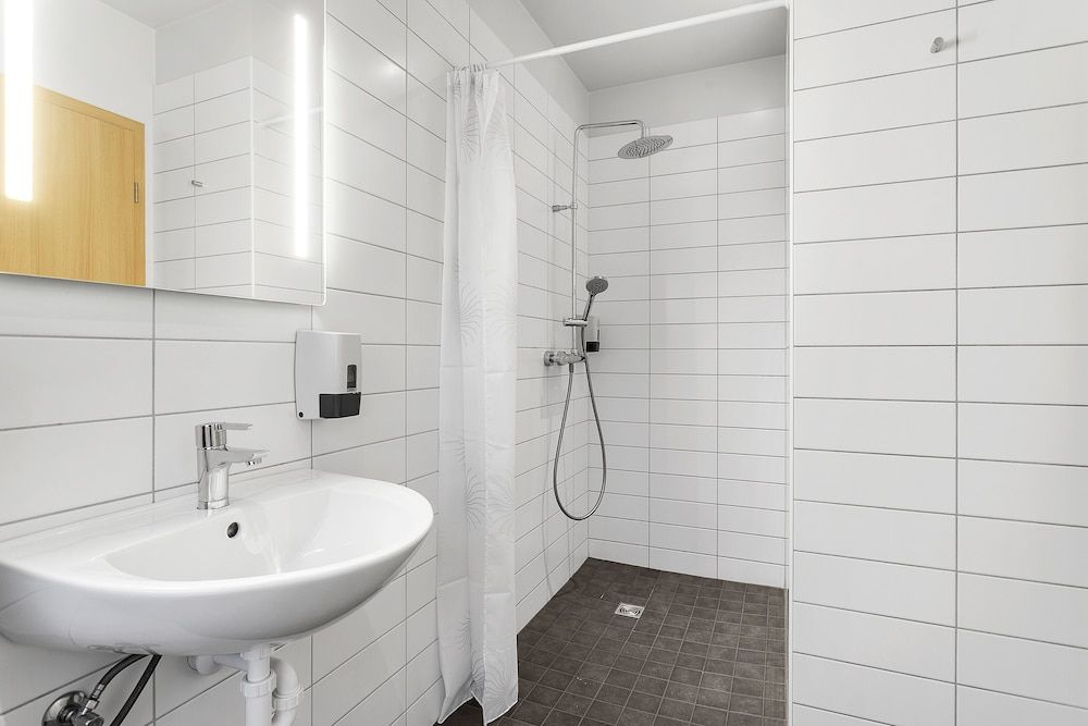 Hotel Vellir Triple Room (with Hot Tub and Sauna Access) 6