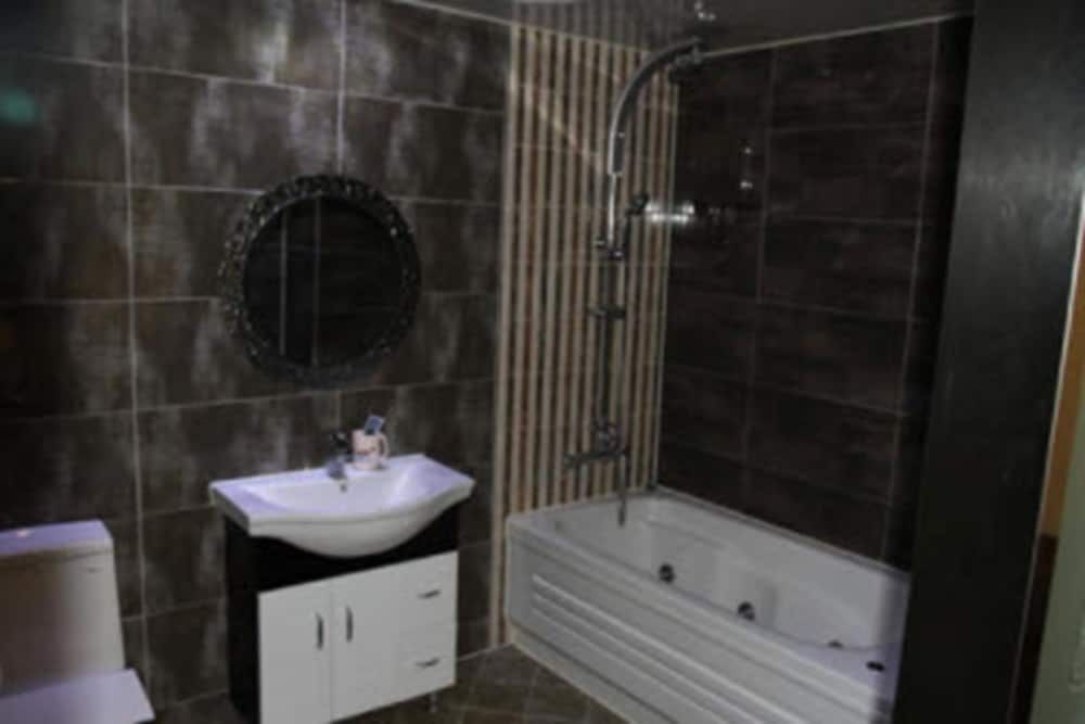 Goryeo Hotel Deluxe Double Room 5