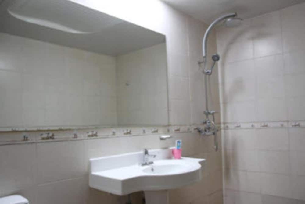 Goryeo Hotel Deluxe Twin Room 5