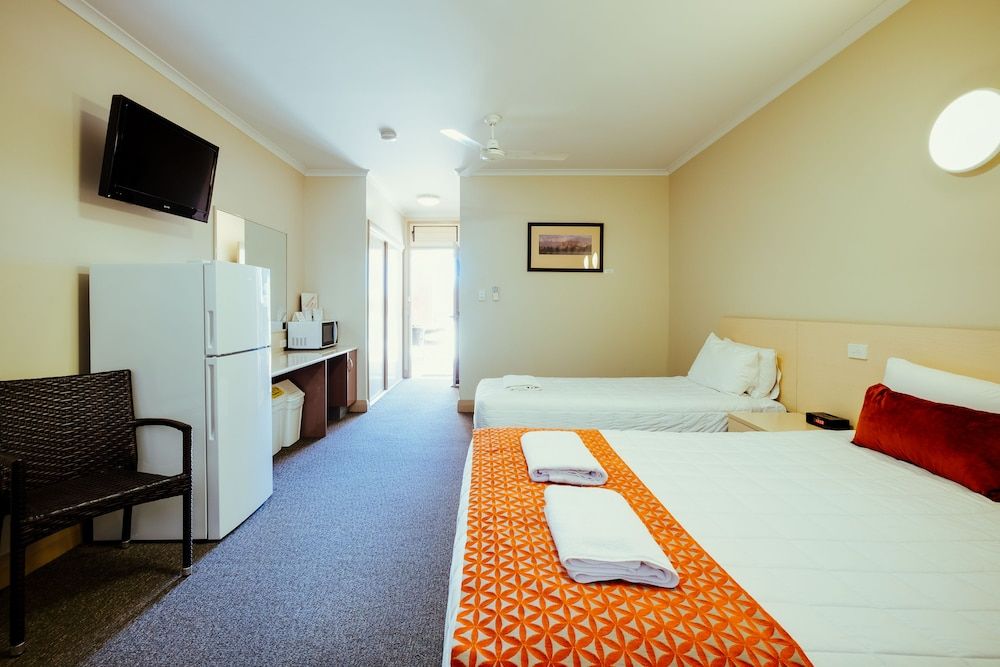 Deluxe Twin Room (1 Queen and 1 Single Bed)