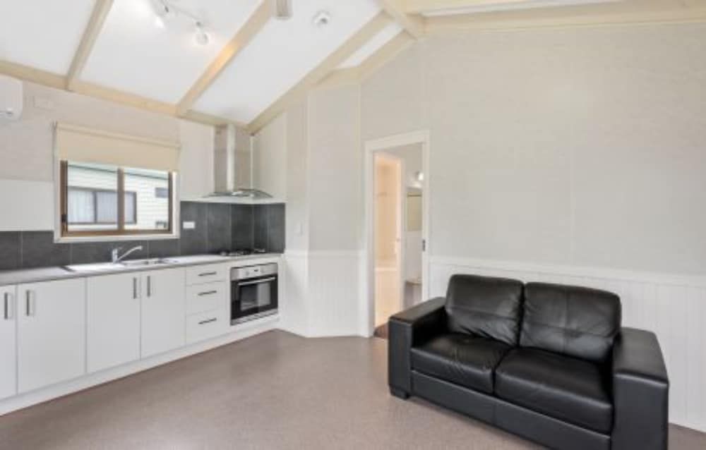 Discovery Parks - Warrnambool Superior Spa Cabin 3