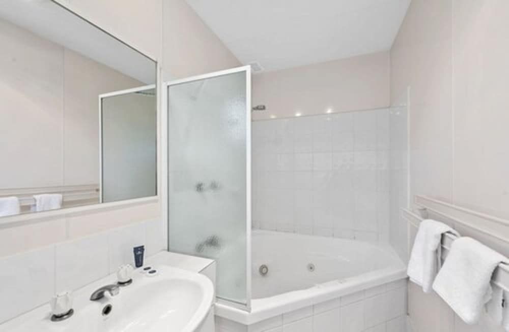 Discovery Parks - Warrnambool Superior Spa Cabin 2