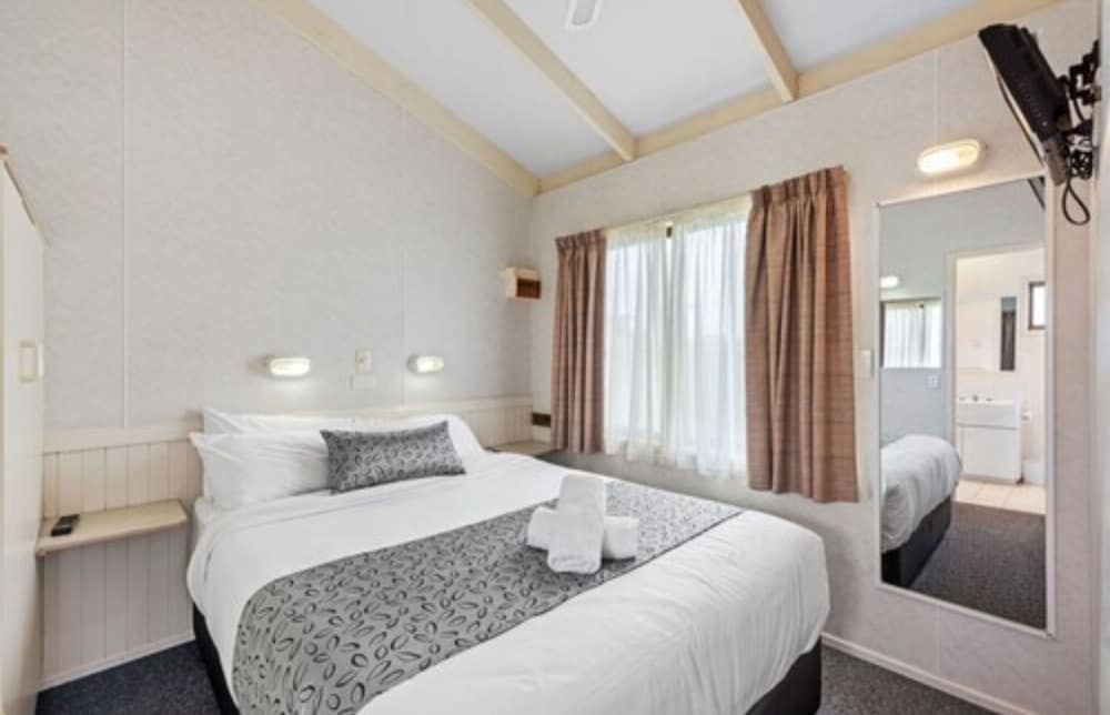 Discovery Parks - Warrnambool Superior Spa Cabin