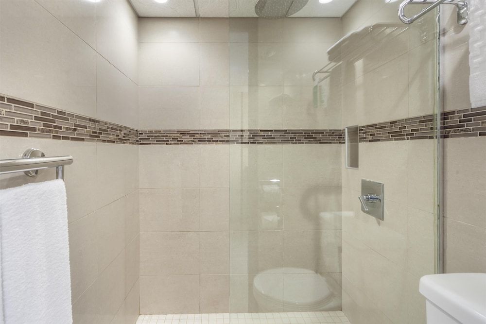 Best Western Wayside Inn Standard Room, 2 Double Beds, Non Smoking, Refrigerator & Microwave 4