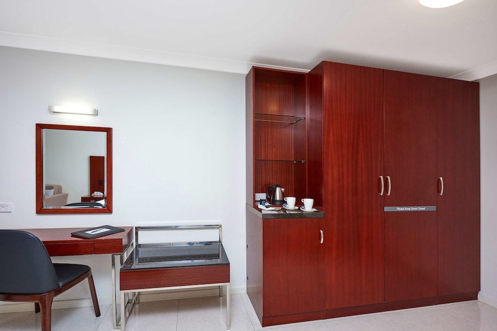 Best Western Casula Motor Inn Standard Room, 1 Queen Bed, Accessible, Non Smoking 4