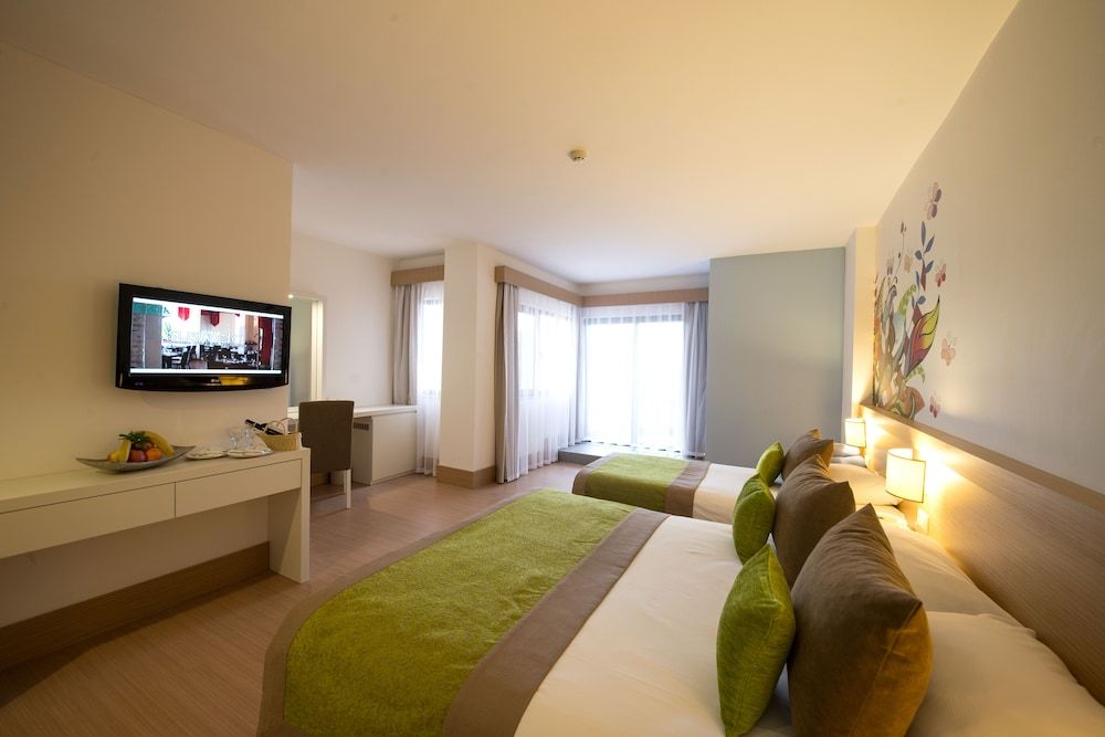Deluxe Room (2 Adults 2 Children)