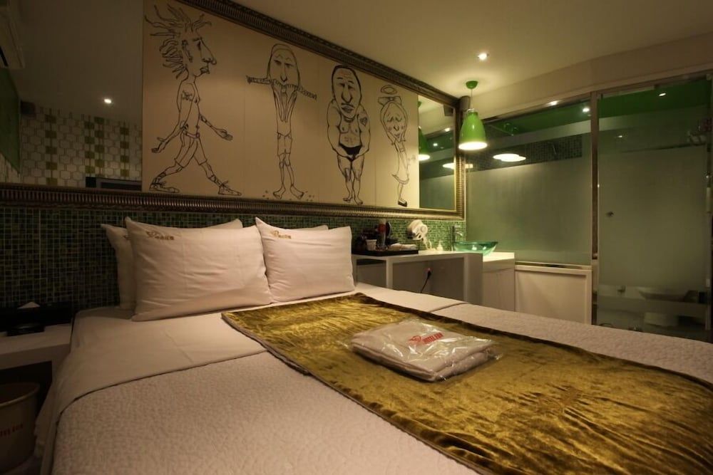 undefined Fox Hotel 2