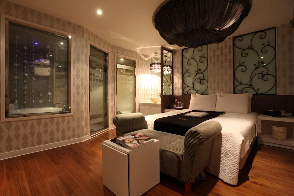 undefined Fox Hotel 9