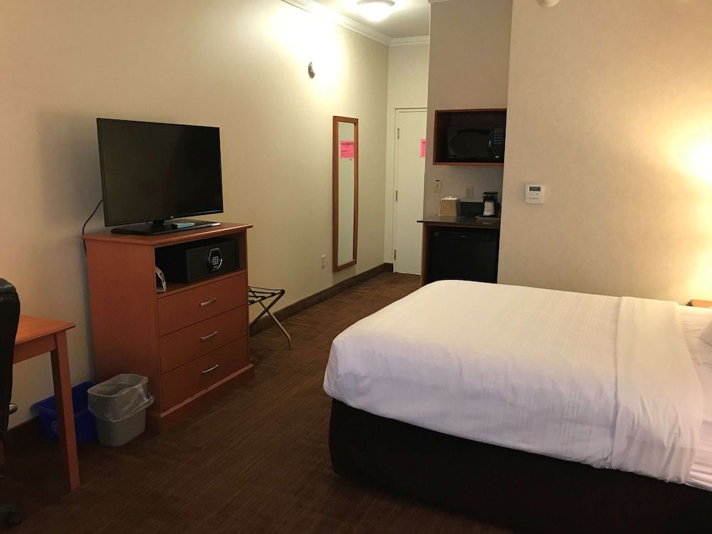 Best Western Thunder Bay Crossroads Business Room, 1 Queen Bed, Non Smoking, Refrigerator & Microwave 4