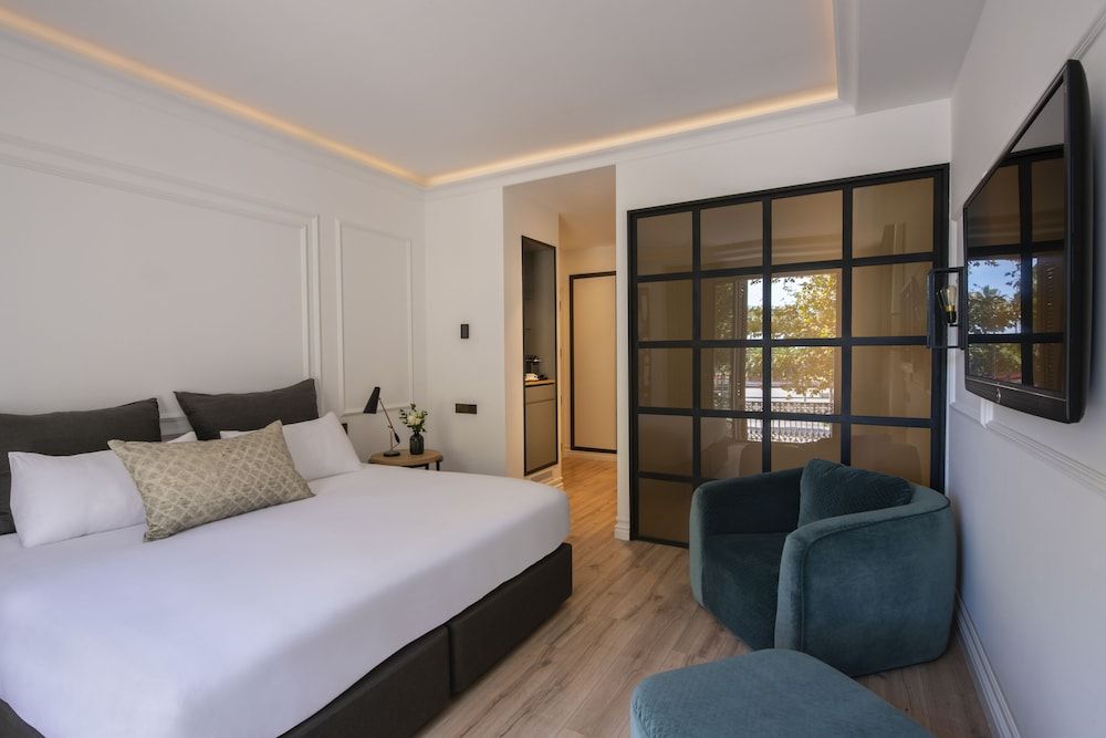 Serras Barcelona Deluxe Room (Grand Deluxe, Ciutat Vella View) 2