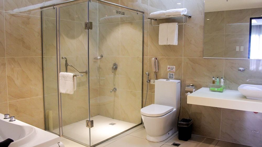 Brentwood Suites Superior Room 4