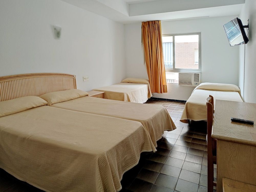 Hotel Porto Quadruple Room 2