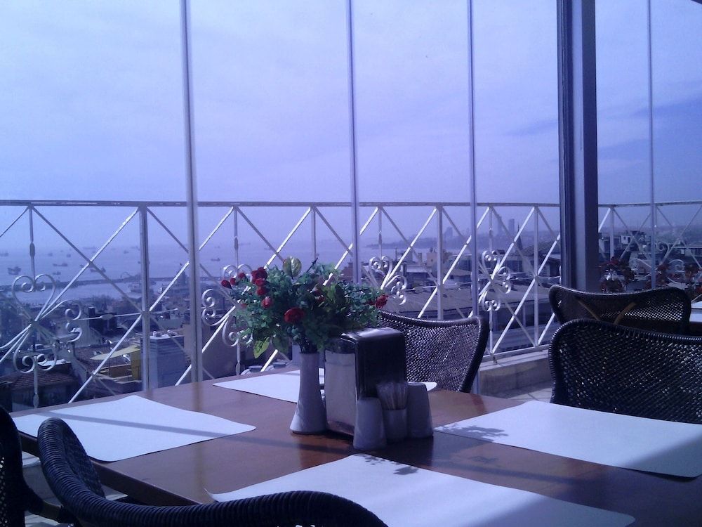 undefined Hotel Linda 5