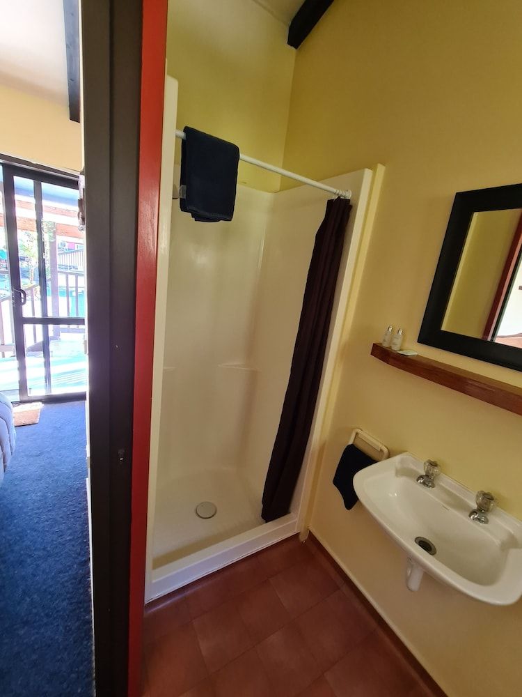 Chateau Backpacker & Motels Deluxe Double Room, Ensuite 3