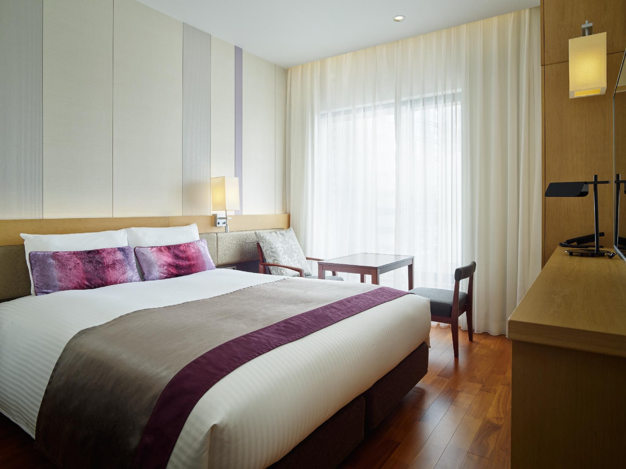 Standard - 1 Queen Bed with River View