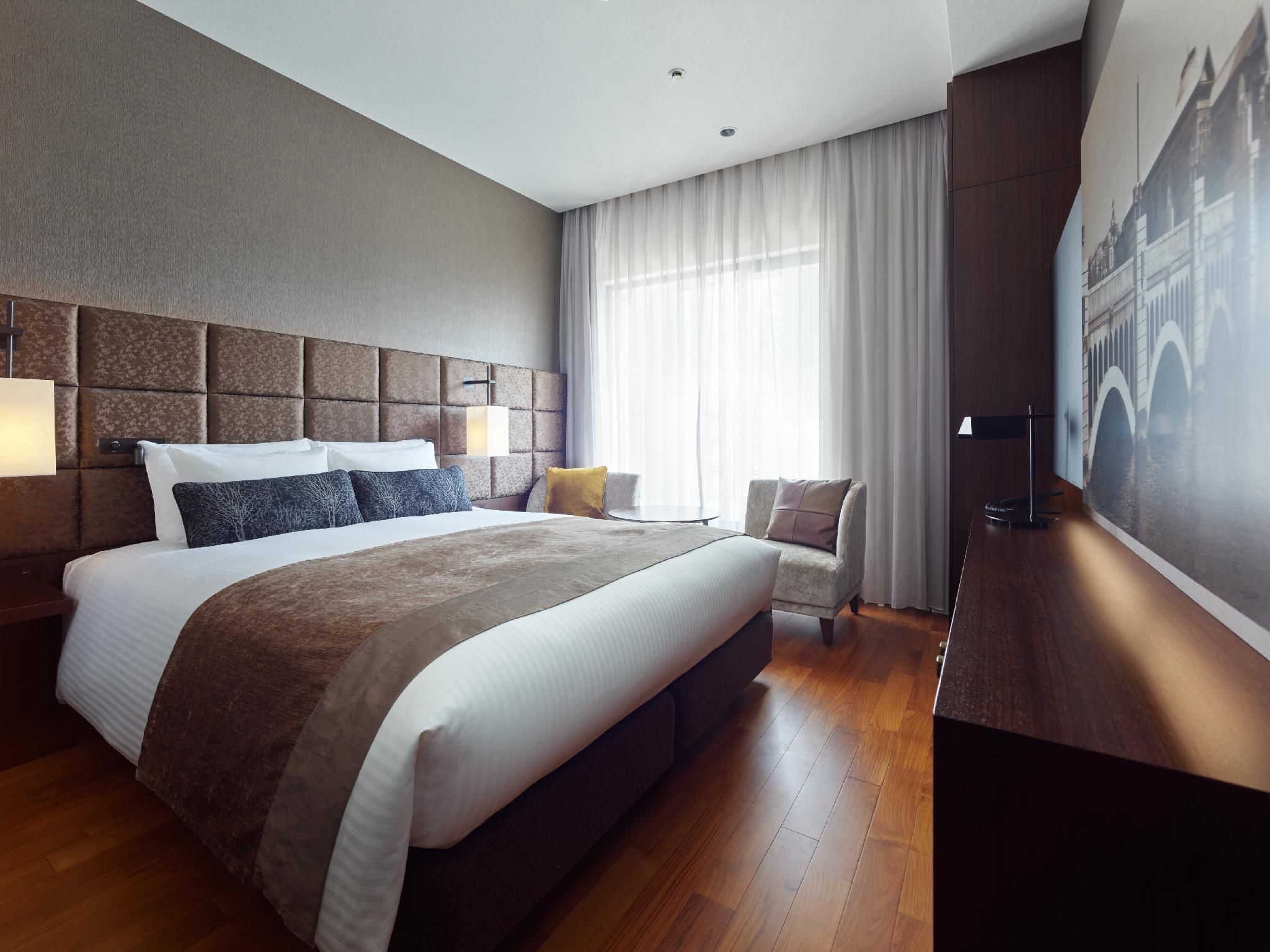 Superior - 1 Queen Bed with Lounge Access