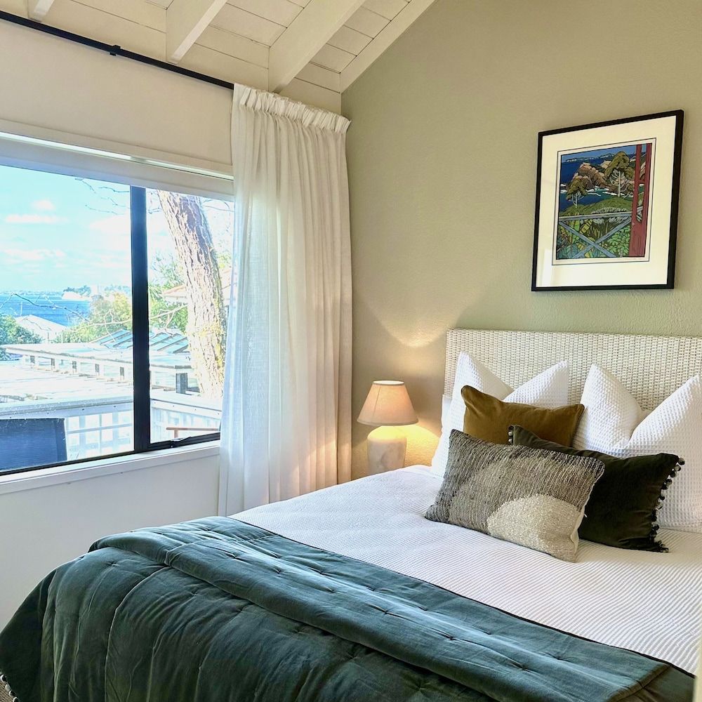 undefined Emerald Inn 5