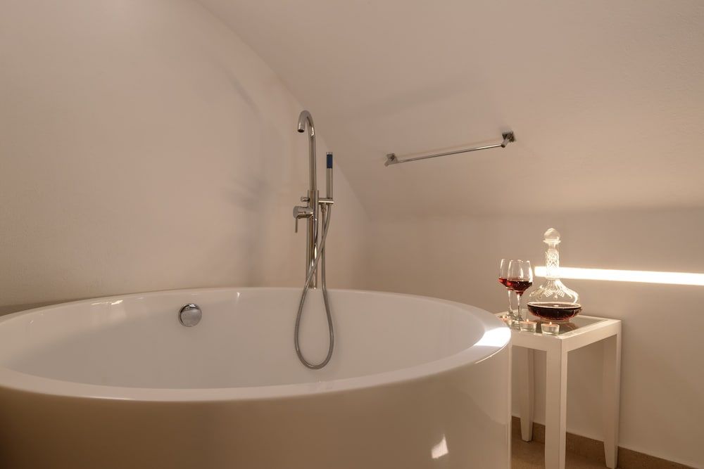 Muses Cycladic Suites Luxury Loft (Seasonal Hot Tub) 14