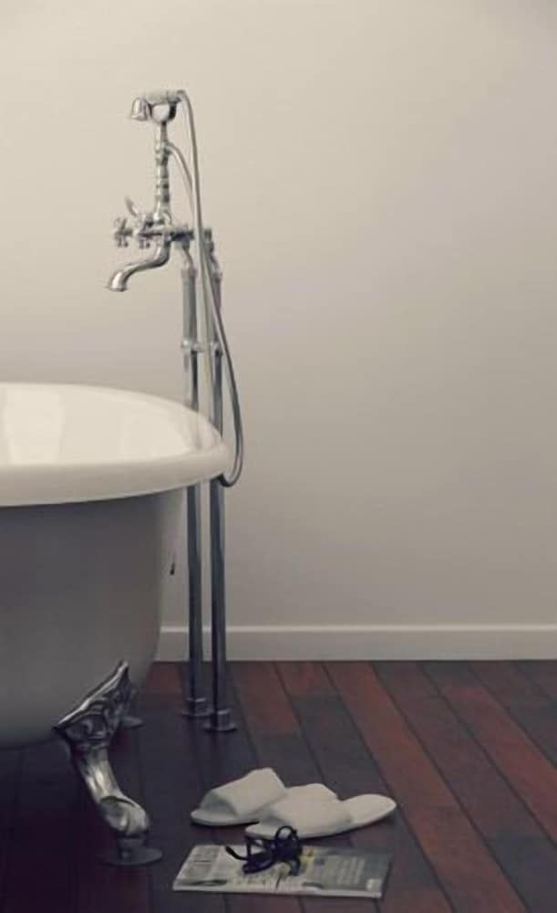 Deep Soaking Bathtub