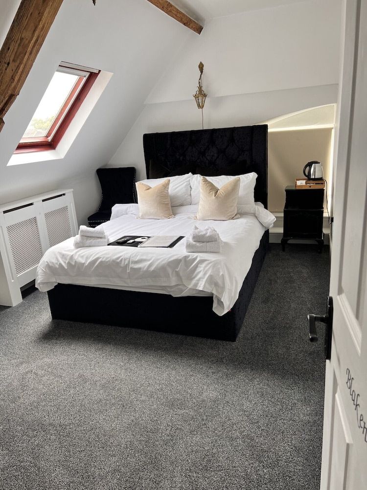 Olde Hall Double Room, Shared Bathroom (Shower Only (Blakeney))