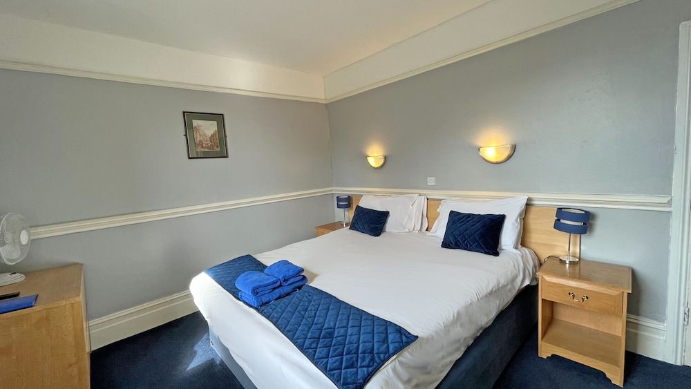 Royal Hotel Sheerness Basic Double Room, Ensuite (9) 4