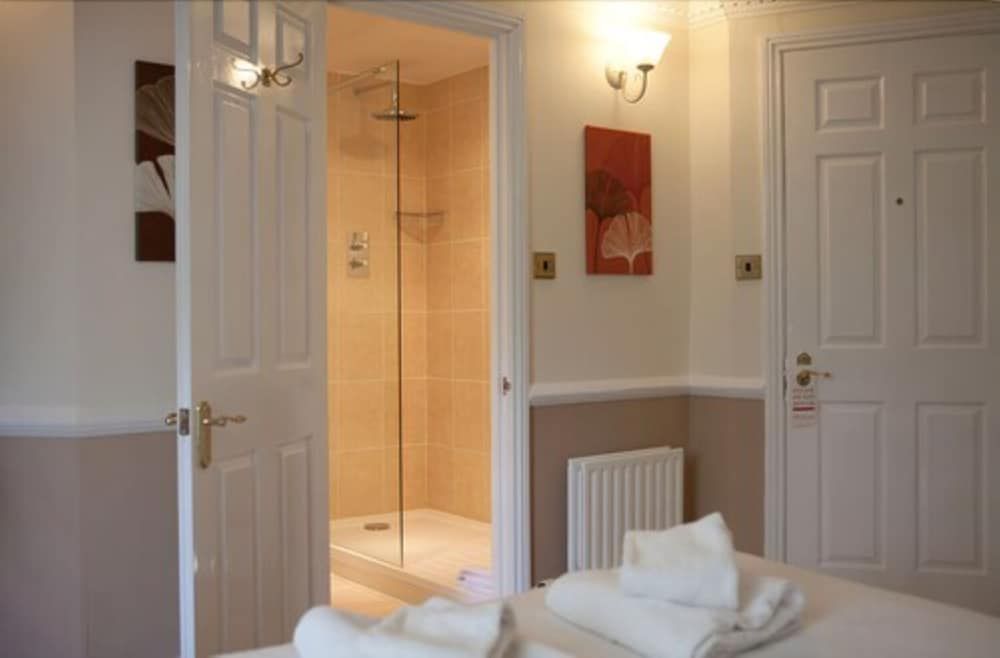 Woodlands Lodge Hotel Eaves Collection Standard 6