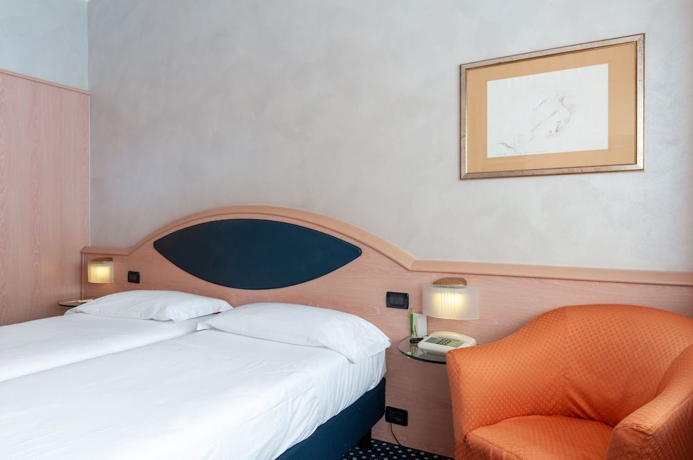 Augustus Hotel Double Room, 2 Twin Beds 4