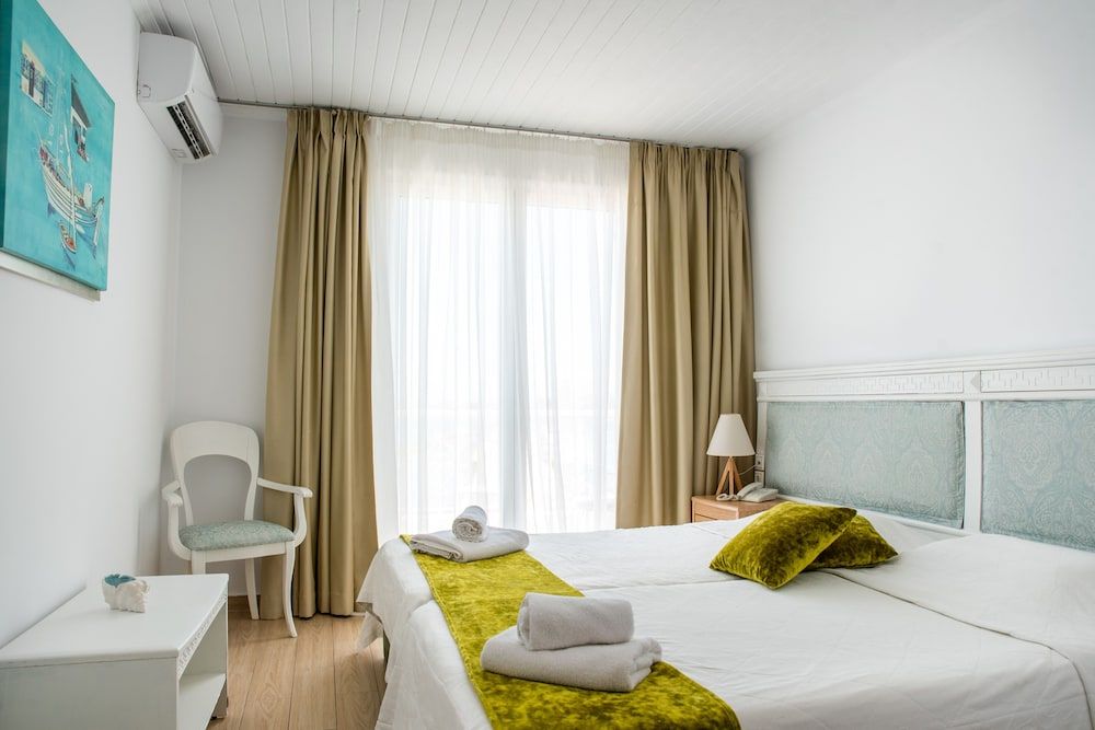 Nirikos Hotel Classic Twin Room, 2 Twin Beds 9