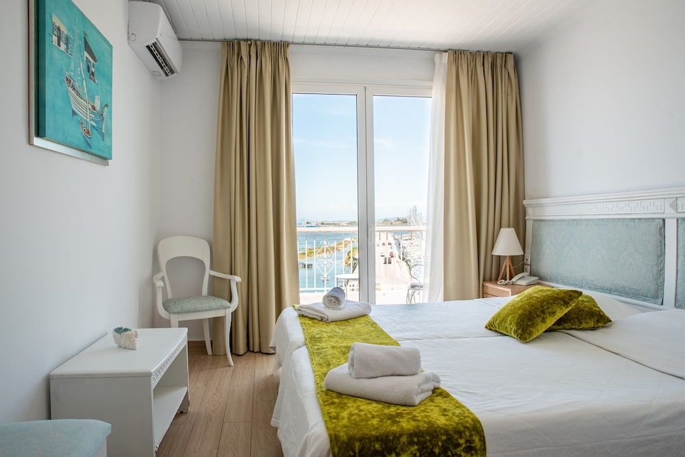 Nirikos Hotel Classic Twin Room, 2 Twin Beds 12