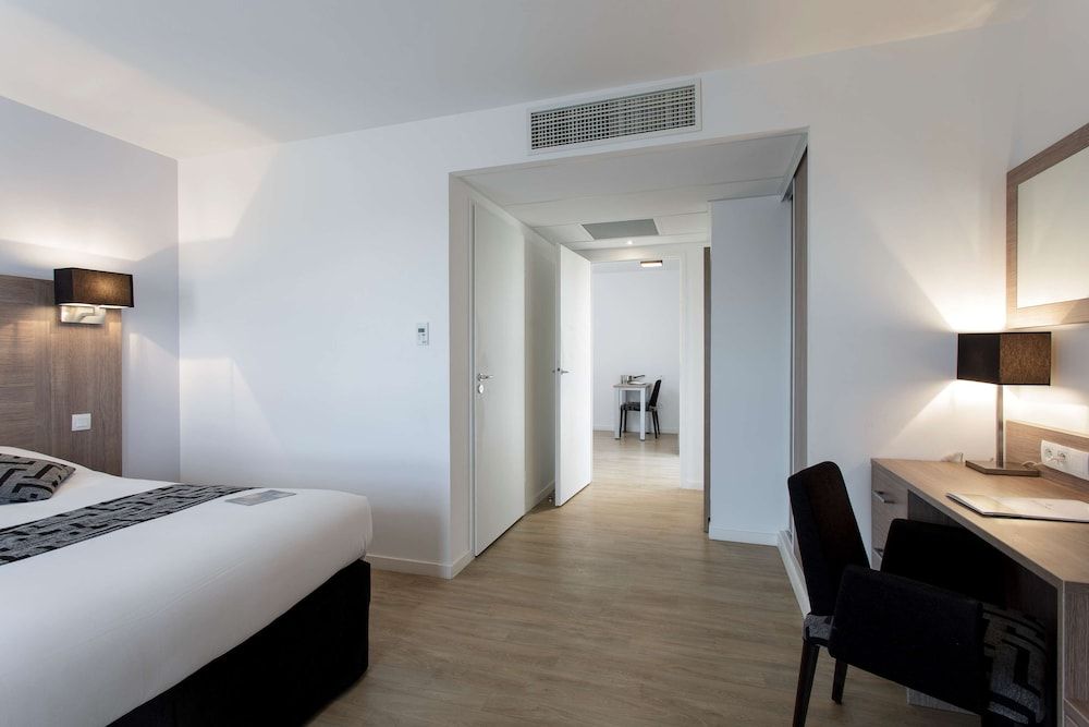 Tulip Inn Massy Palaiseau Residence Superior Studio, 1 Queen Bed, Kitchenette 5